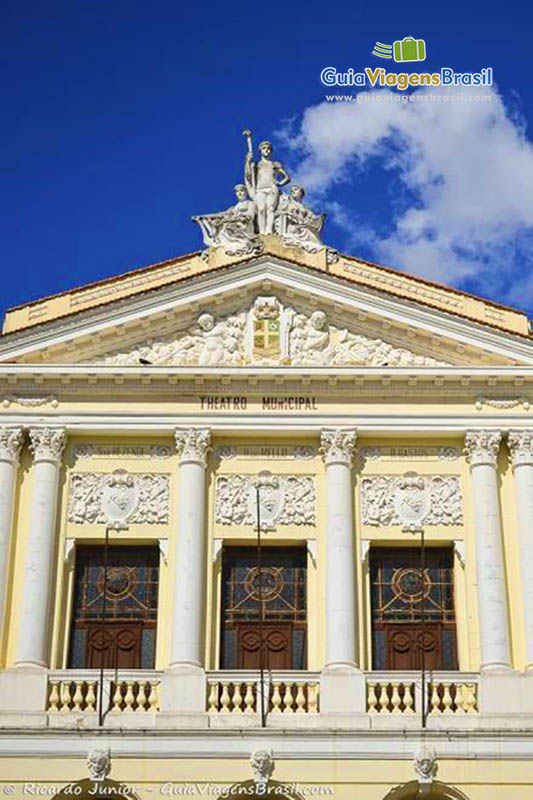 Imagem aproximada das janelas do Teatro Municipal.