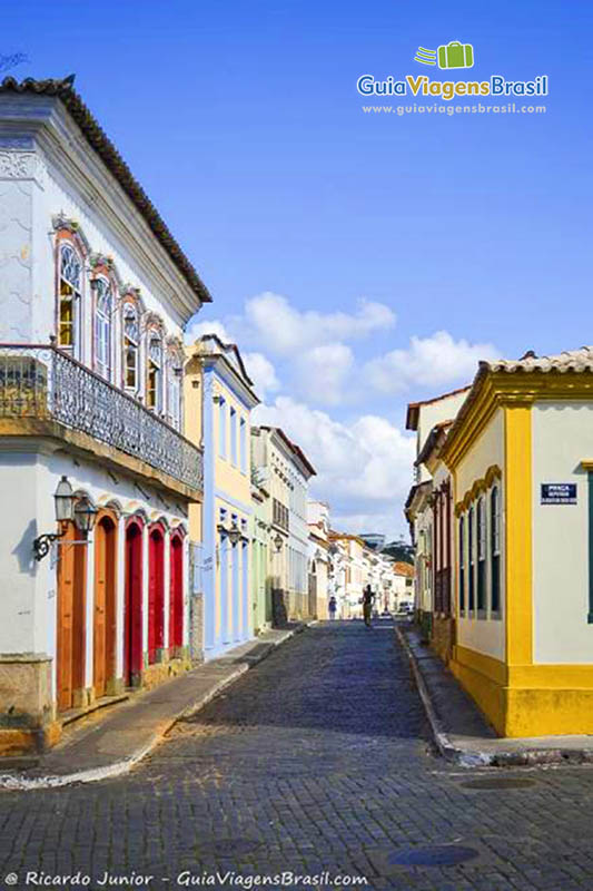 Imagem de uma rua com casarões e casa antigas.