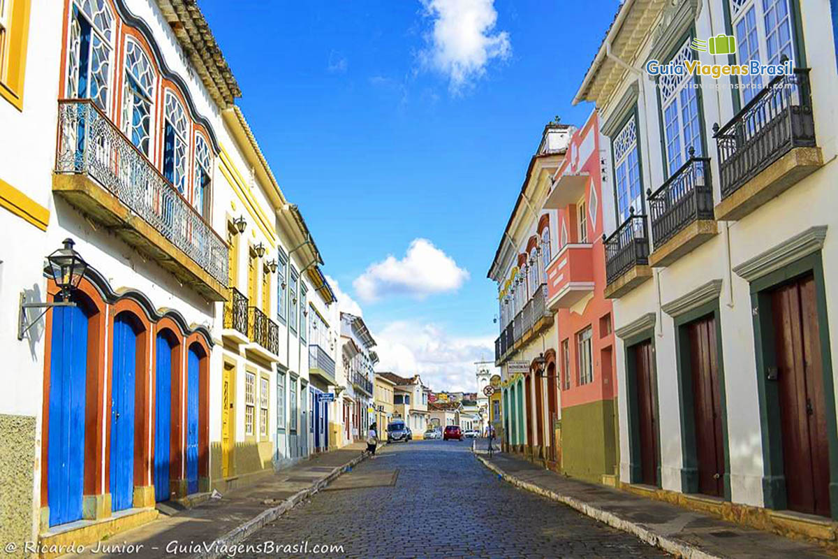 Imagem de uma linda rua de paralelepípedo e com grandes casarões.