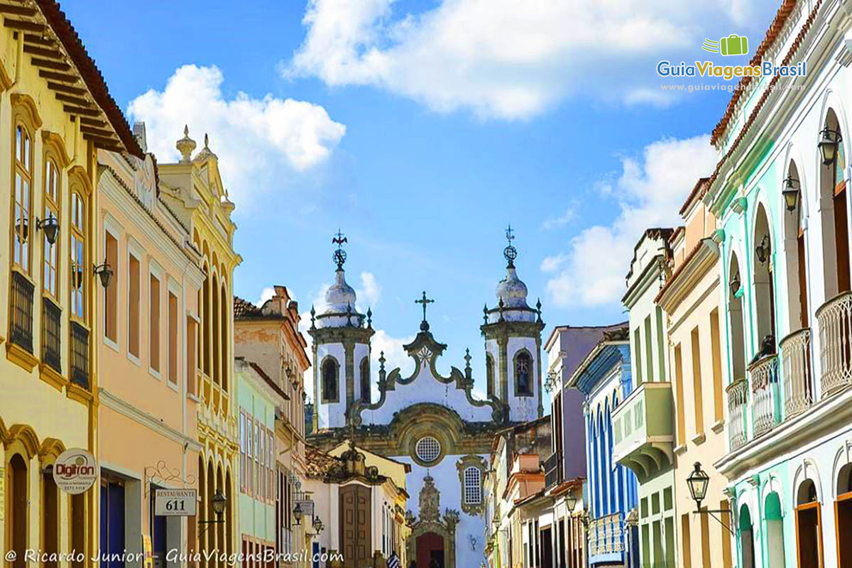 Imagem da parte superior dos casarões e no final da rua a linda igreja barroca em São João Del Rei.