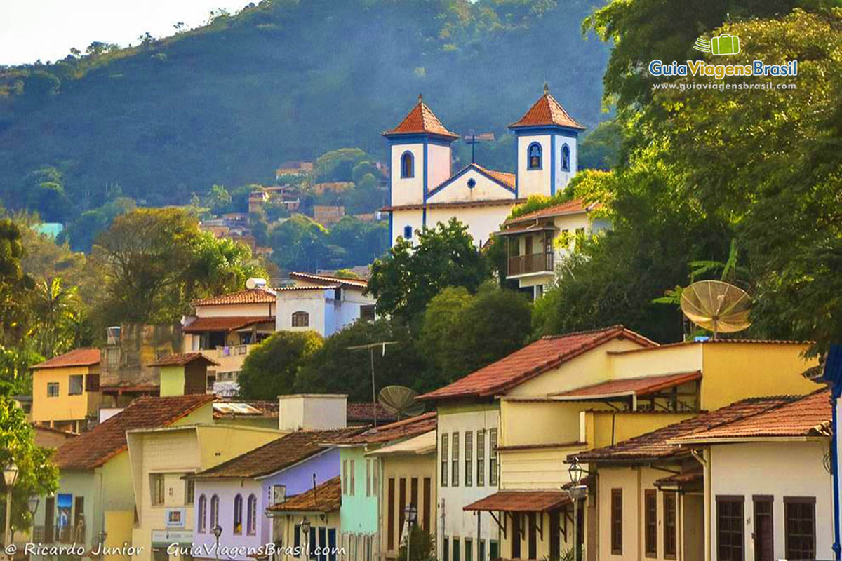 Imagem das casas e igreja de Sabará, construções históricas da cidade.