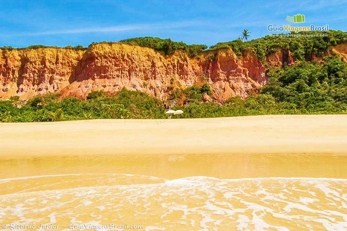 Imagem da maravilhosa praia do Club Med e as falesias.