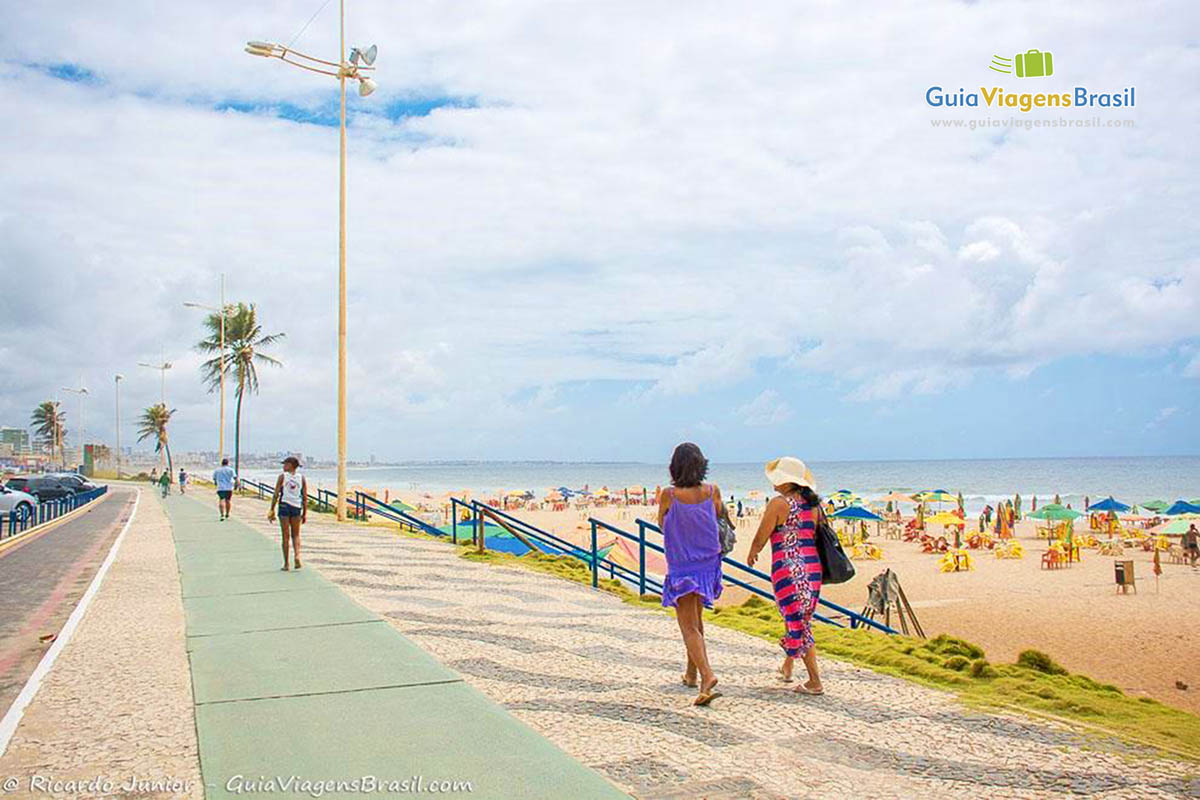 Imagem da orla da Praia do Jardim de Alah, Bahia, Brasil.