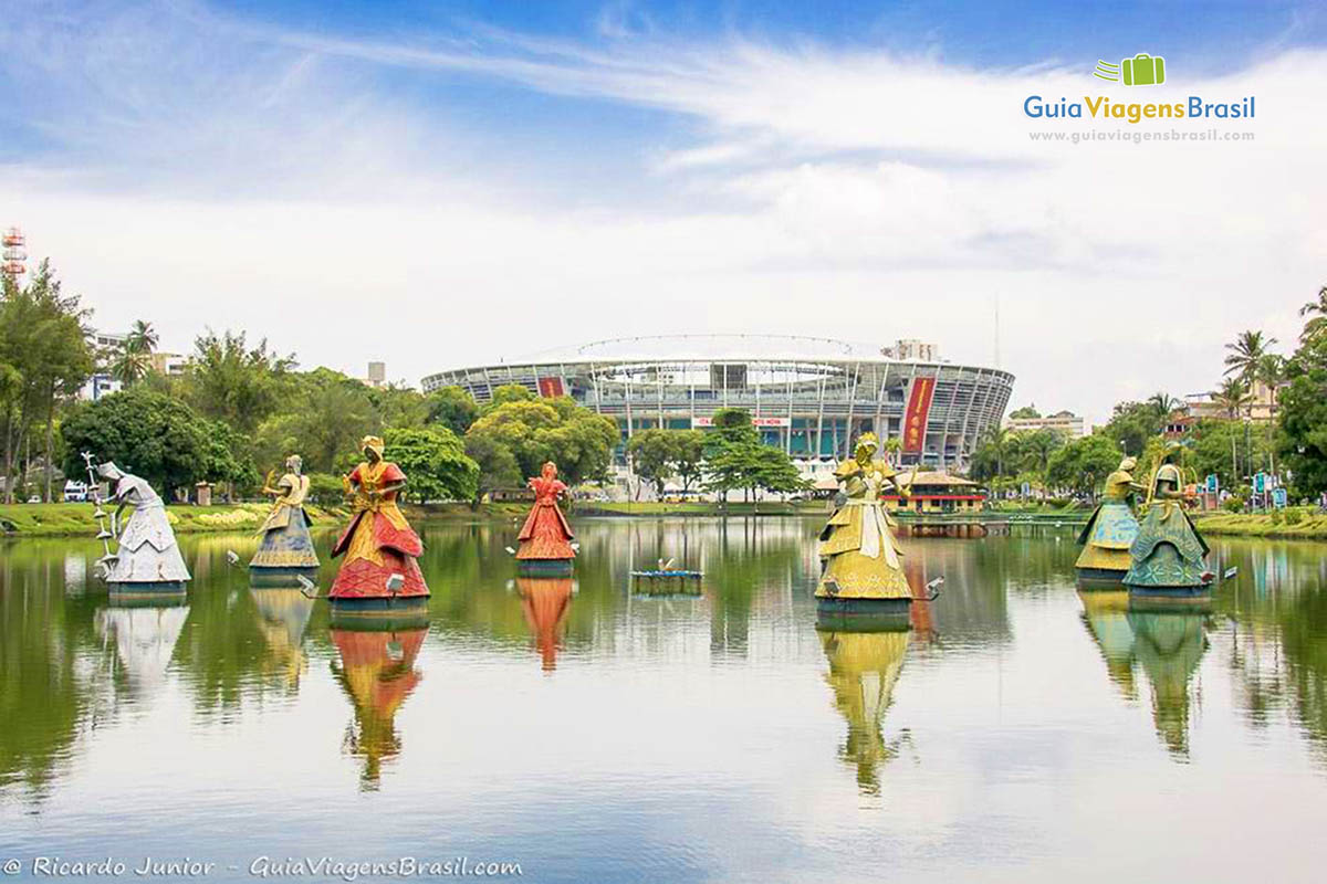 Imagem do Dique do Tororó e ao fundo o Estádio Arena Fonte Nova, em Salvador. 