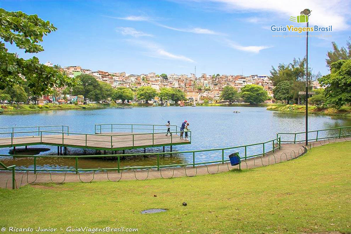 Imagem de crianças pescando no Dique do Tororó.