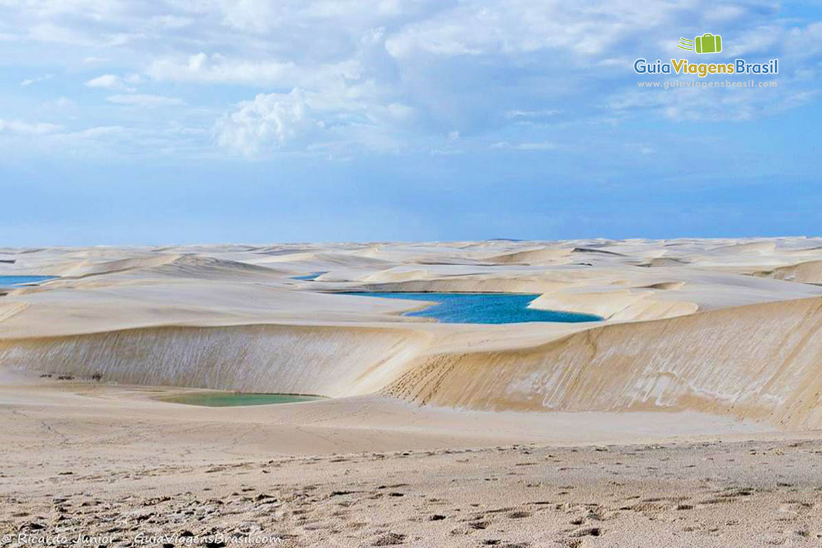 Imagem das dunas, águas azuis e um céu maravilhoso de Lagoa Bonita.