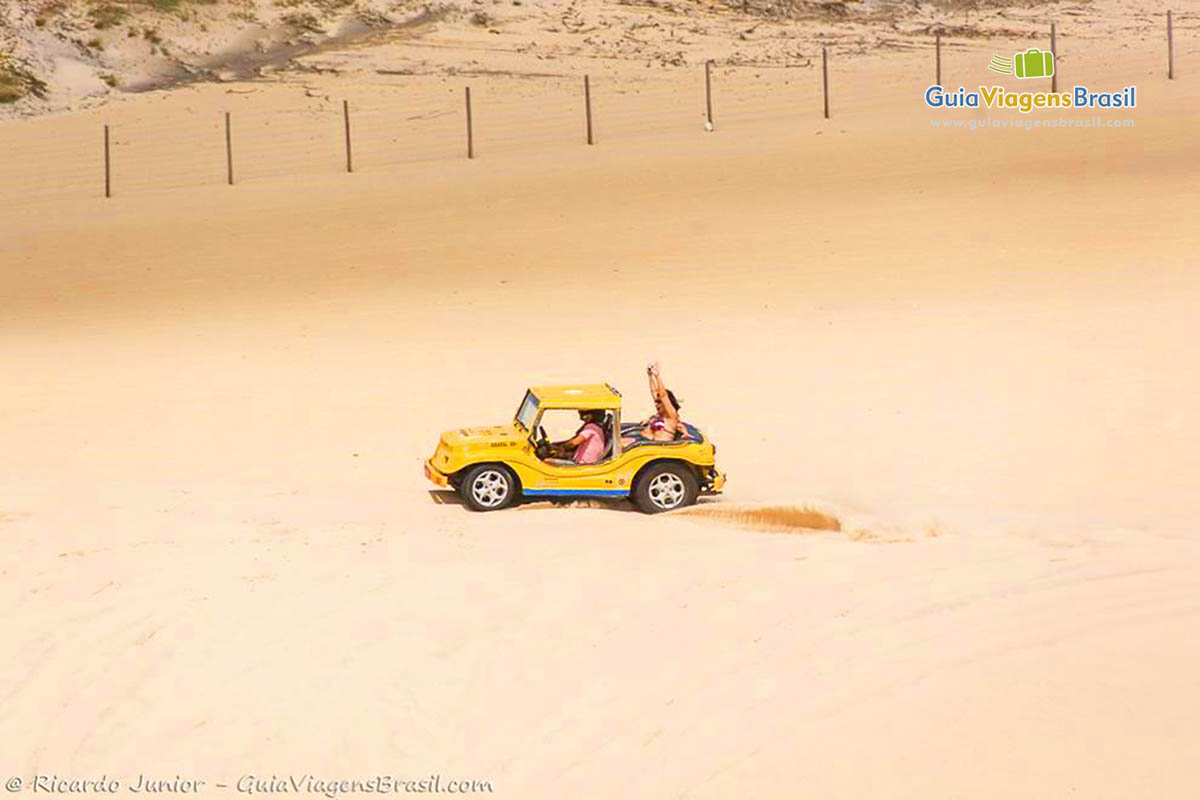 Imagem de turistas curtindo em belo passeio sobre as dunas.