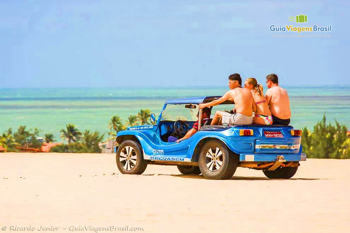 Imagem de buggy azul o ao fundo o mar maravilhoso.