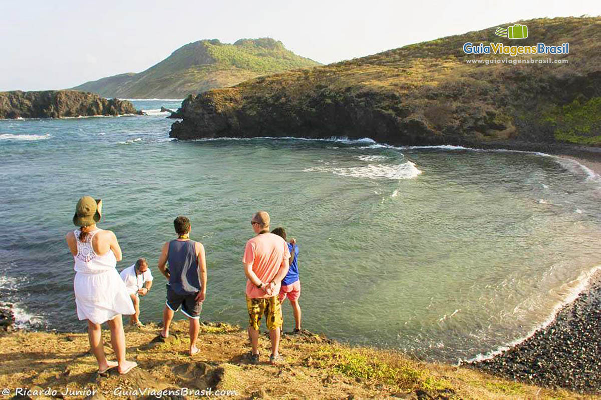 Imagem de três pessoas andando de cavalo na Enseada dos Tubarões, em Fernando de  Noronha, Pernambuco, Brasil.