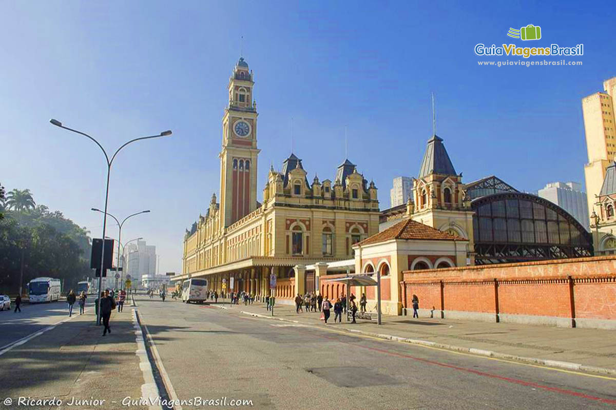 Imagem da avenida lateral e do prédio da Estação da Luz, em São Paulo, Brasil.