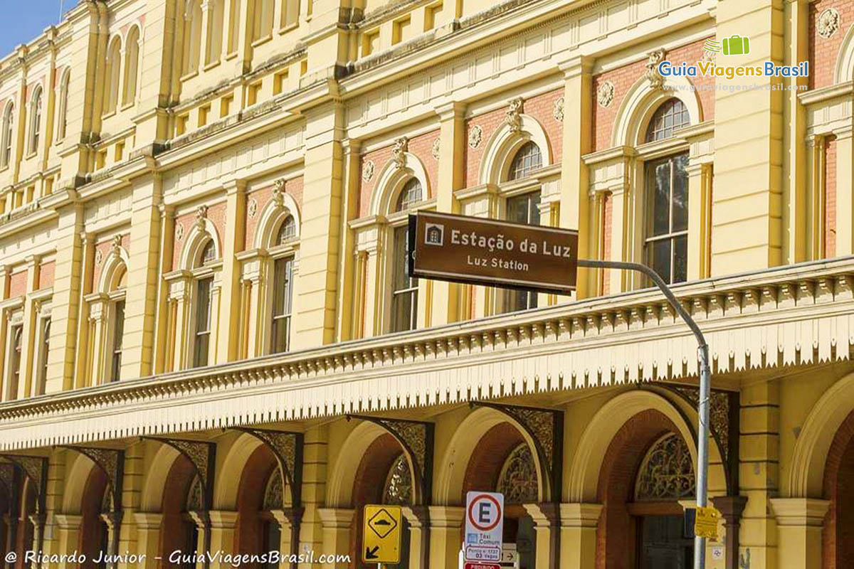 Imagem de uma placa informando que aquele prédio é a Estação da Luz.