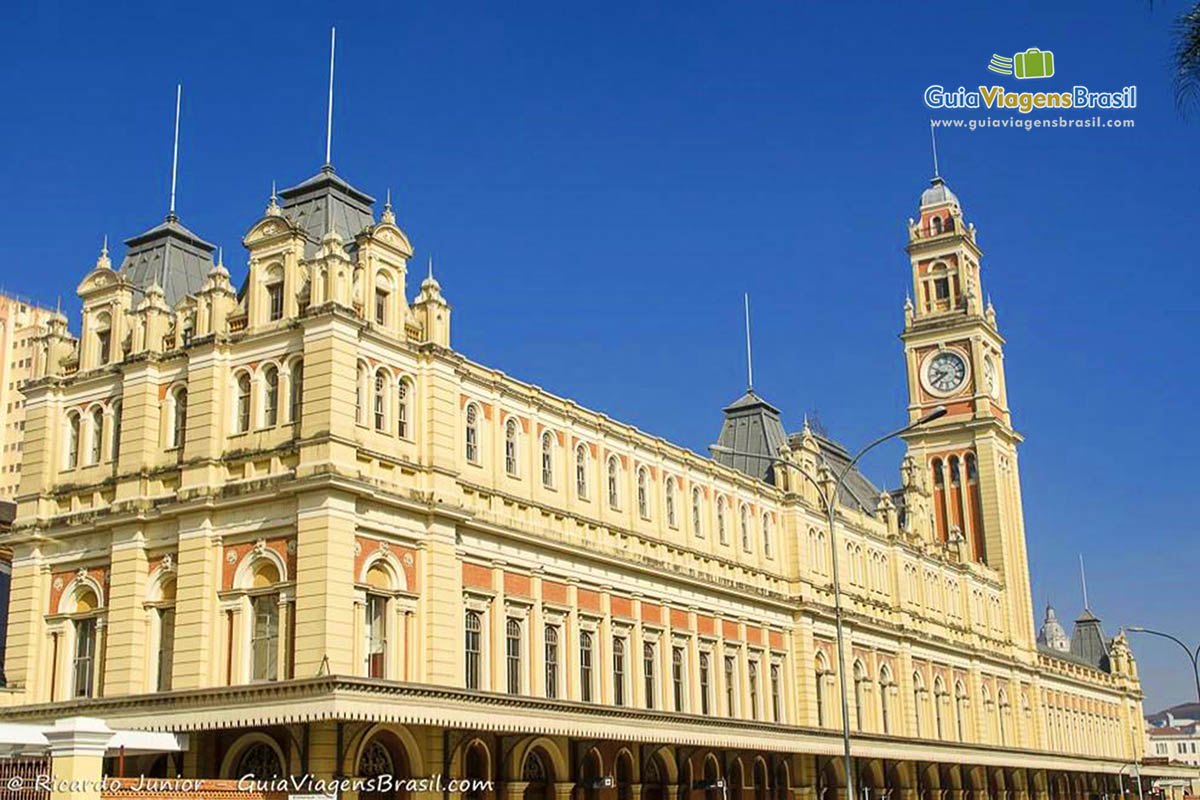 Imagem do charmoso prédio da Estação da Luz.