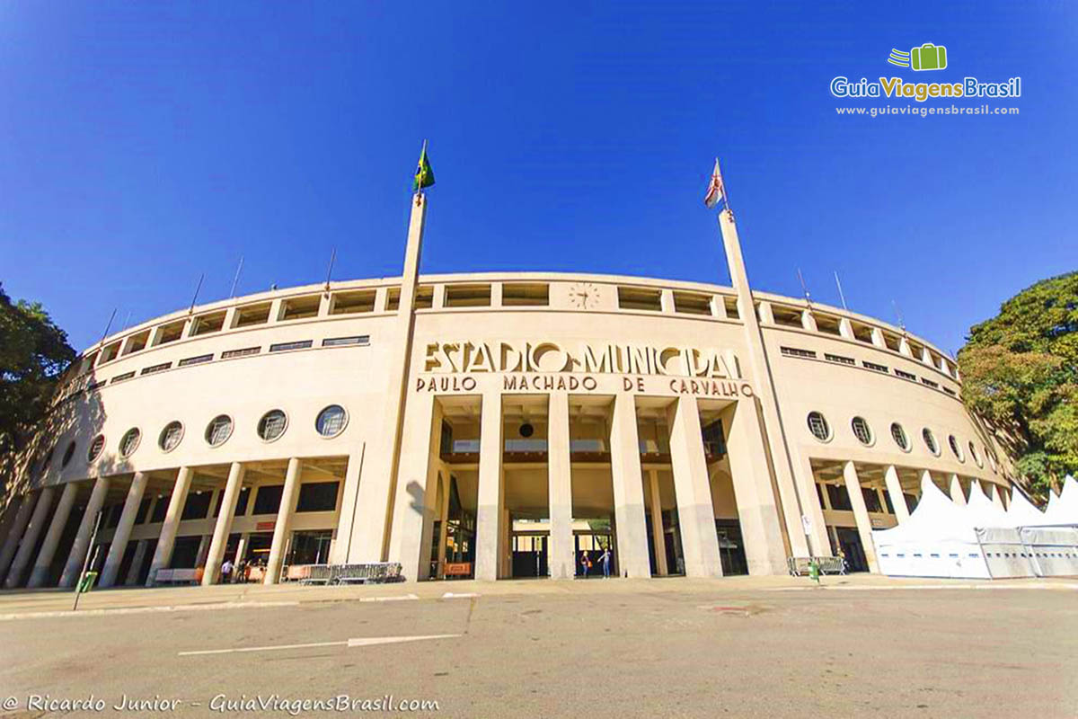 Imagem da faixada do Estádio do Pacaembú, em São Paulo.