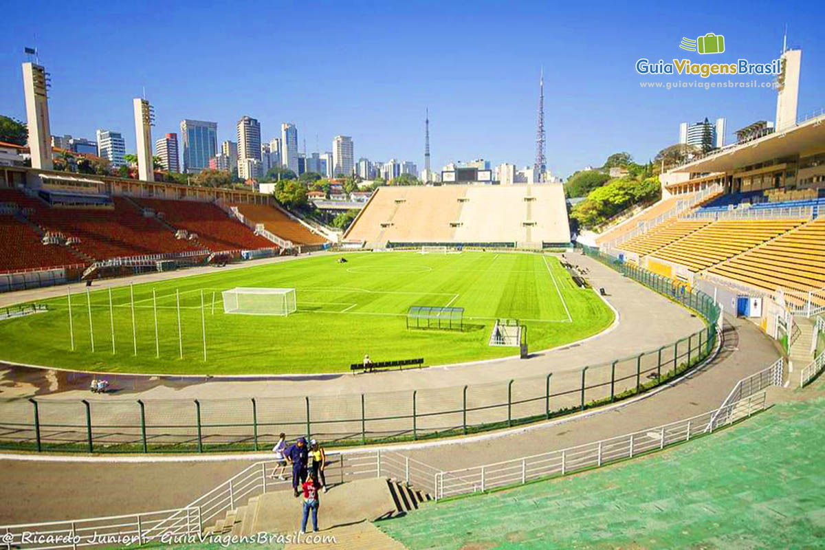 Imagem do campo e arquibancadas do Estádio do Pacaembú, em São Paulo, Brasil.