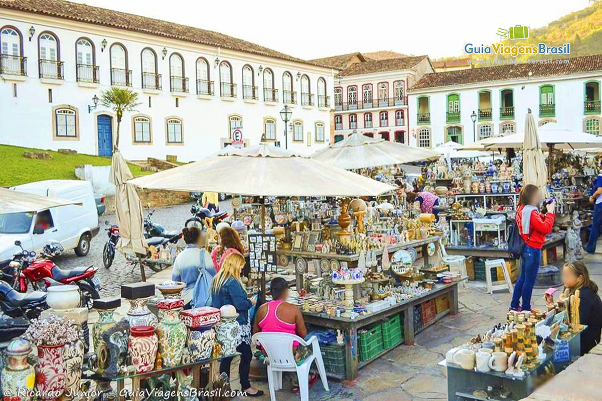 Imagem das barracas na feira de arte em Pedra Sabão, lindos souvenir.