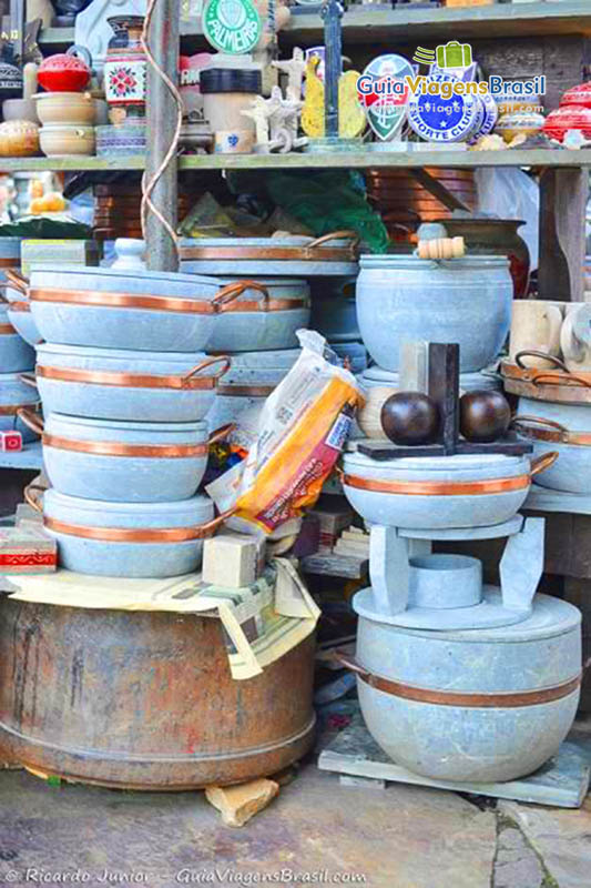 Imagem de panelas de pedra, feito em Ouro Preto.