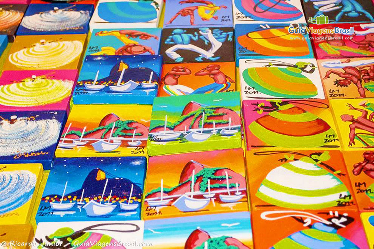 Imagem de quadros coloridos na feirinha no Rio de Janeiro.