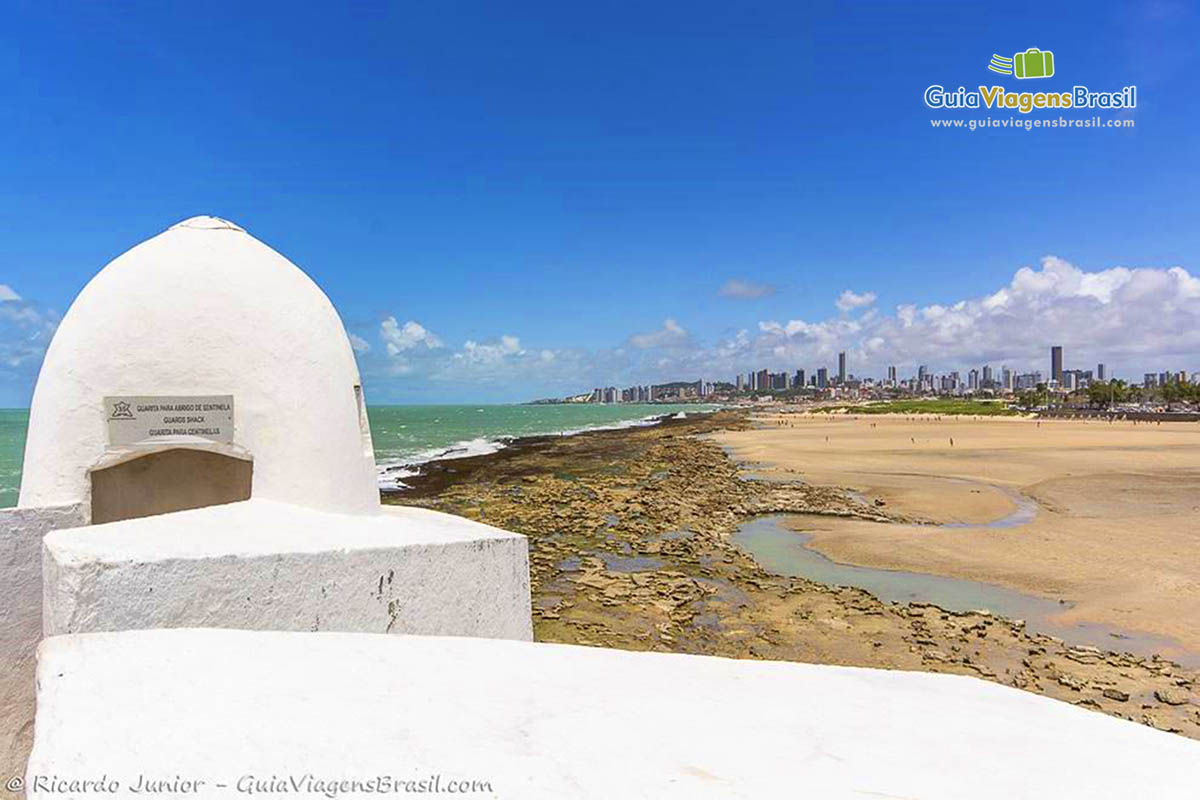 Imagem de dentro do forte com vista para a praia.