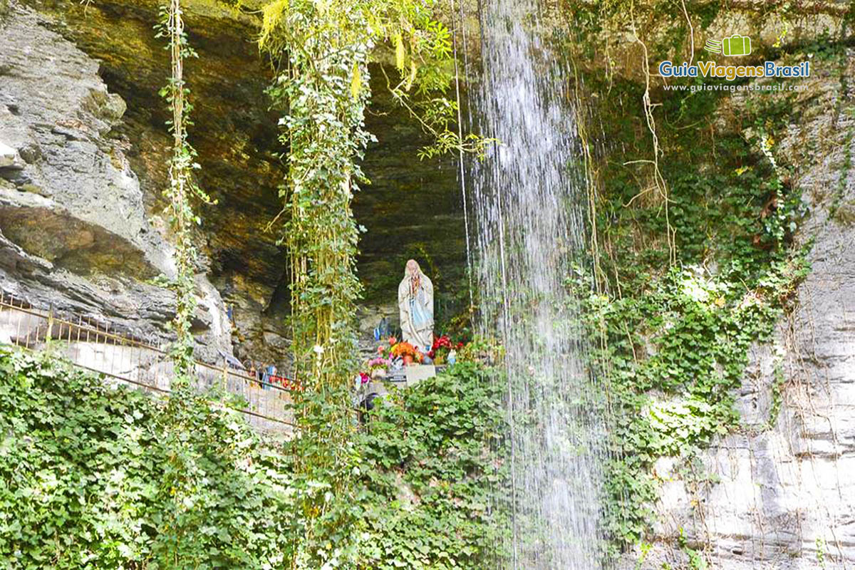 Imagem da santa Nossa Senhora de Lourdes na Gruta.