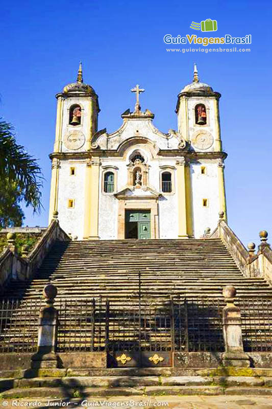 Imagem das escadarias e ao fundo a Igreja de Santa Efigênia dos Pretos.