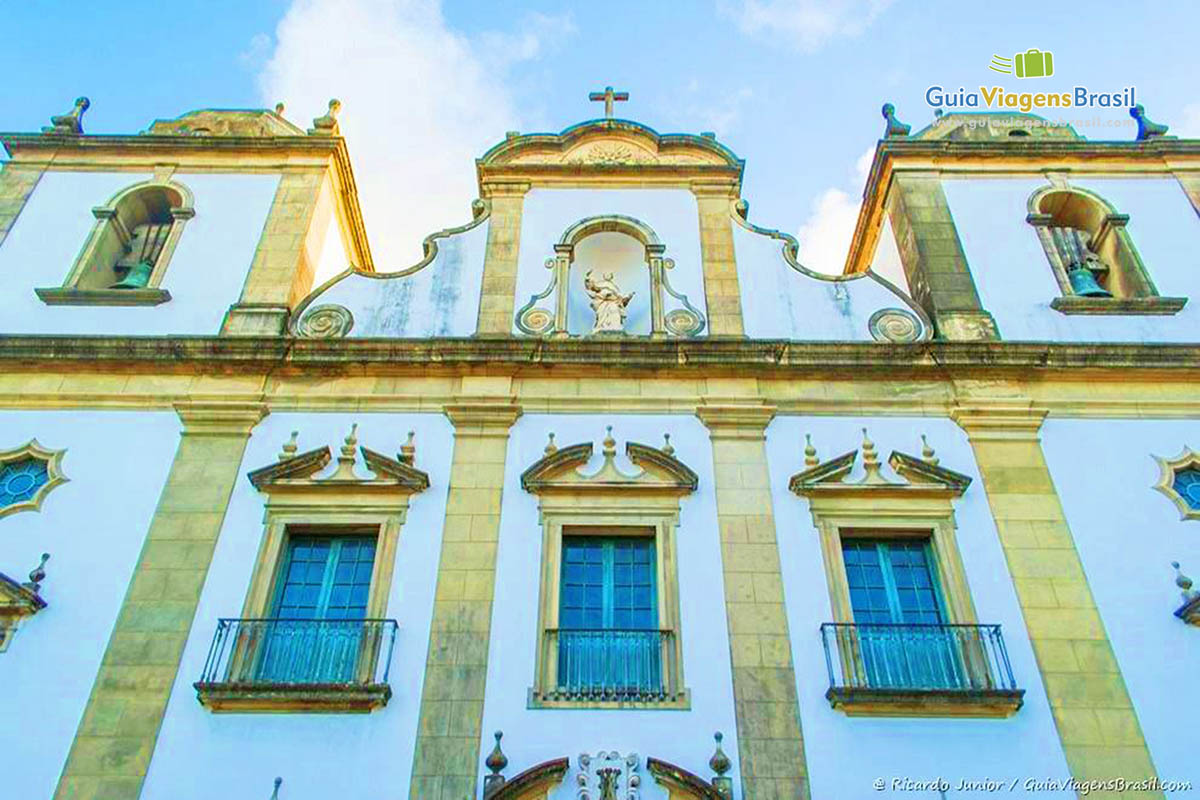 Imagem da Igreja Madre de Deus, que fica atrás do Paço Anlfândega no Recife Antigo, em Pernambuco.