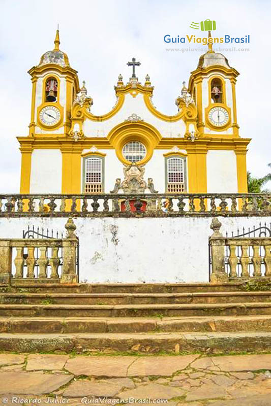 Imagem dos degraus e da Igreja de Santo Antônio.
