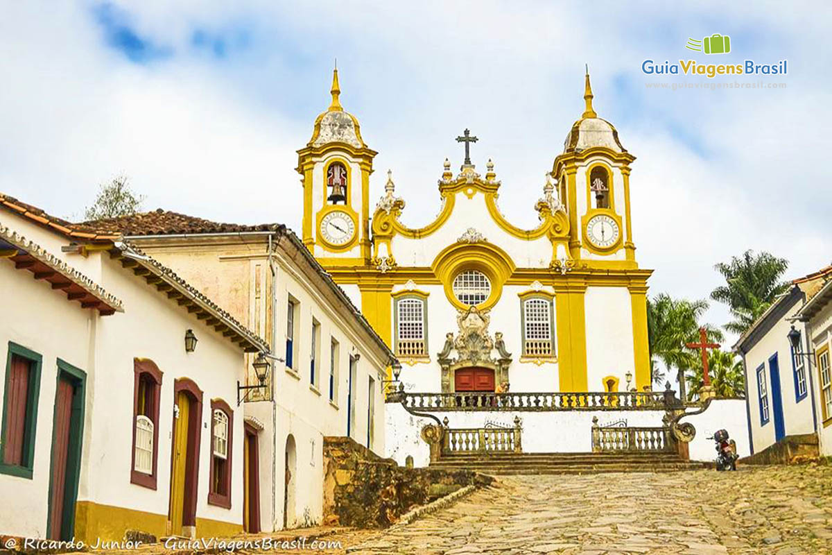 Imagem de uma rua de pedras e ao fundo a lindíssima e procurada Igreja de Santo Antônio, em Tiradentes.