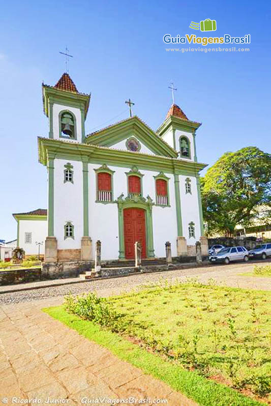 Imagem aproximada da fachada da Igreja de Santo Antônio, em Santa Barbara.