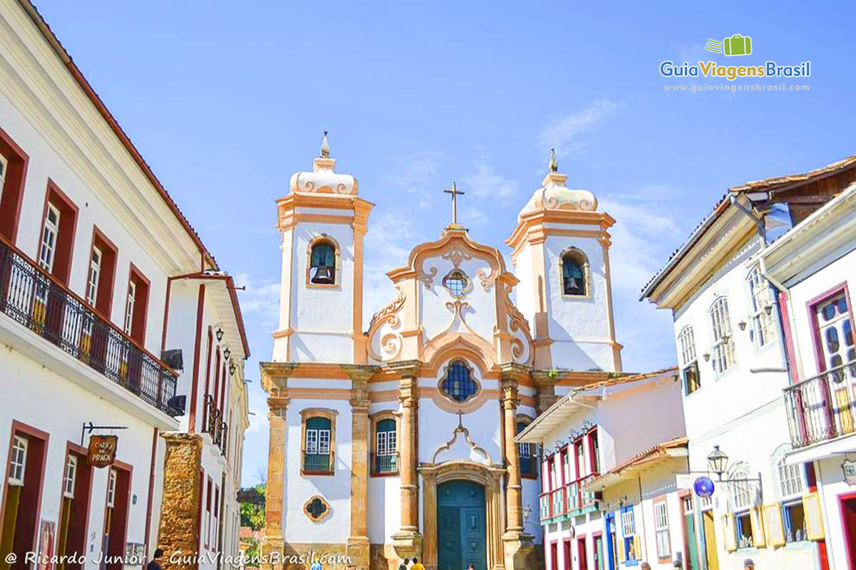 Imagem da fachada da Igreja de Nossa Senhora do Pilar, em Ouro Preto.