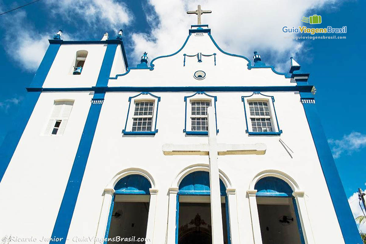 Imagem aproximada da fachada da Igreja de Nossa Senhora da Luz, em Morro de São Paulo.