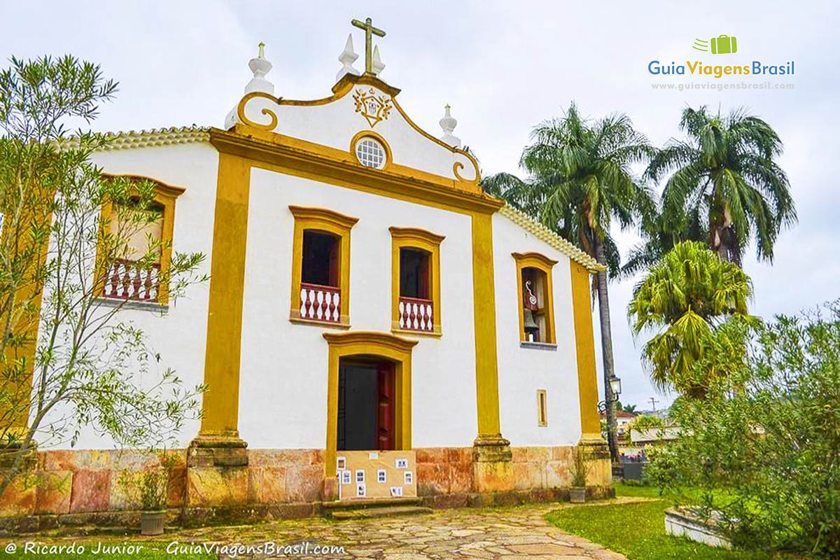 Imagem da frente da Igreja de Nossa Senhora das Merces, lindas árvores ao lado.