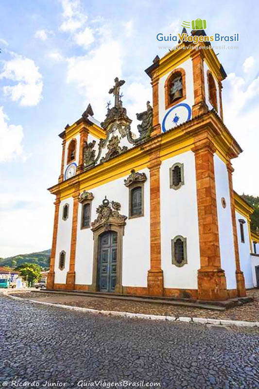 Imagem da Igreja de Nossa Senhora do Carmo, arte barroca em cada detalhes.