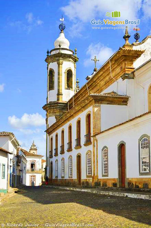 Imagem da lateral externa da Igreja Nossa Senhora do Carmo, em São João Del Rei.