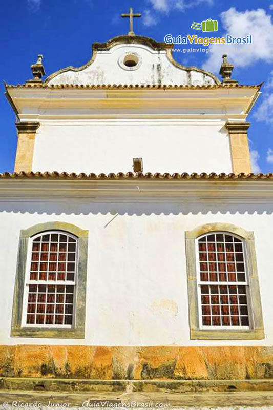 Imagem dos detalhes da arquitetura da igreja, parte de trás com grandes janelas.