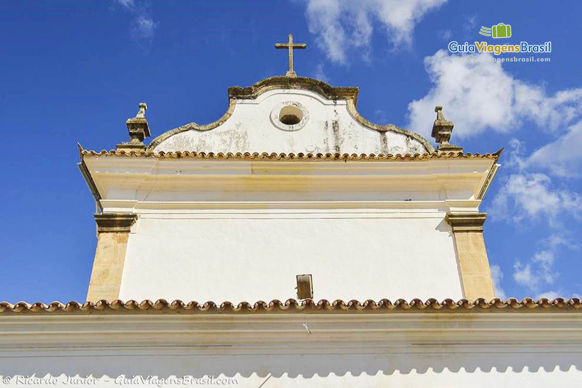 Imagem dos detalhes do telhado e crucifixo.