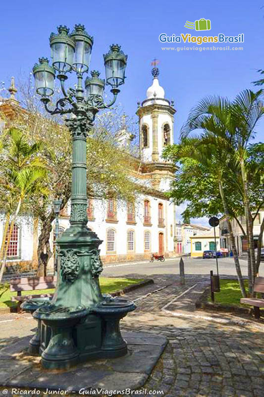 Imagem da iluminação da praça, cada detalhe desta cidade nos encanta.