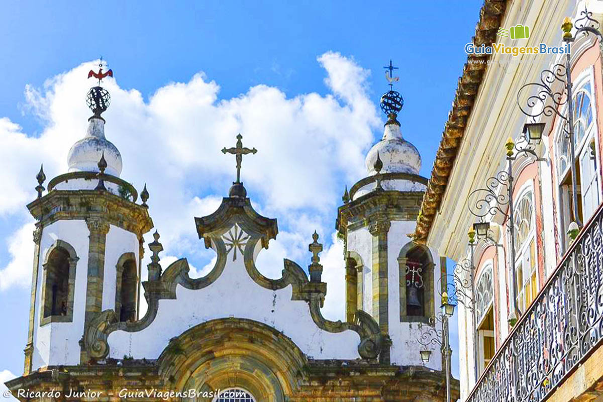 Imagem dos detalhes dos Sinos e arquitetura superior da igreja.