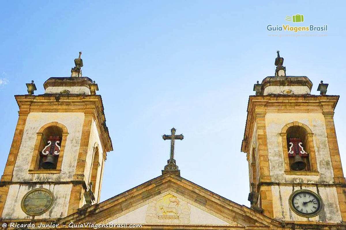 Imagem dos sinos e crucifixo da igreja.