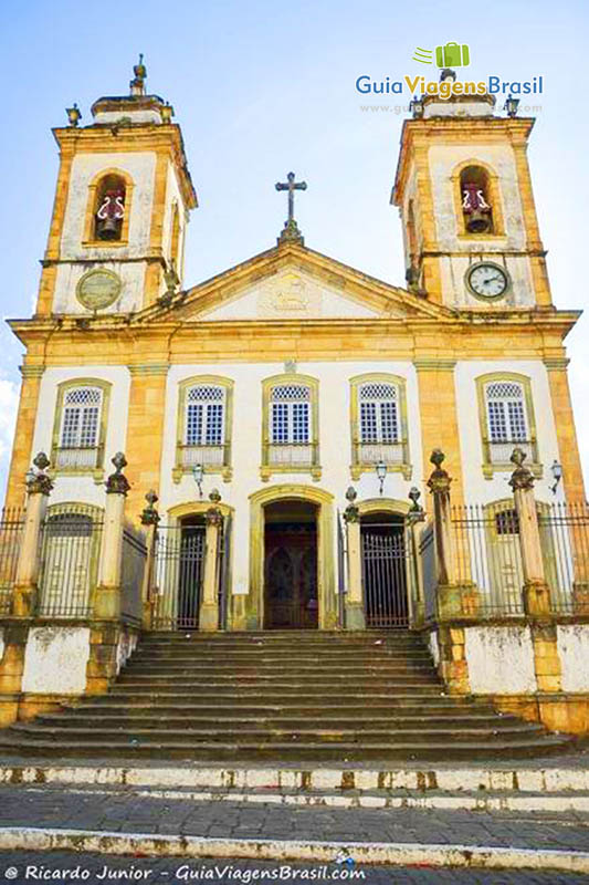 Imagem das escadarias e a fachada da igreja.