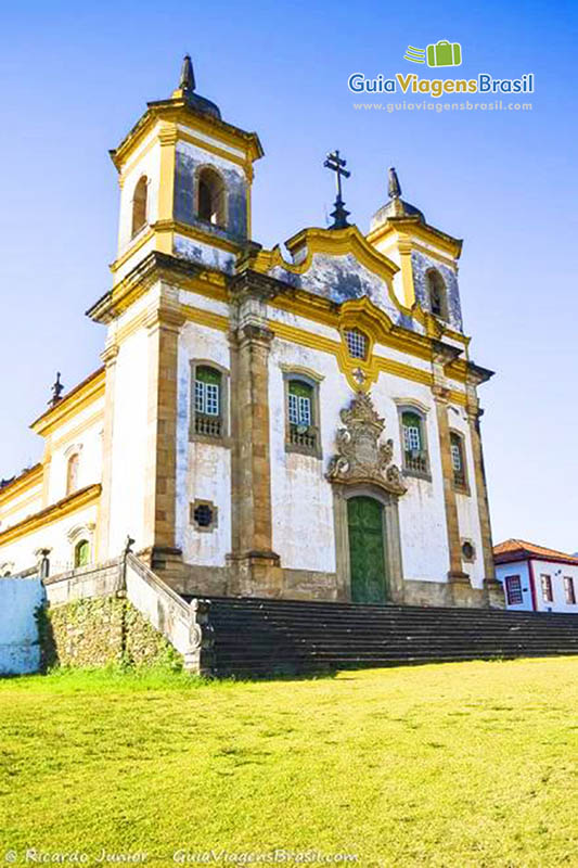 Imagem lateral da igreja em Mariana.