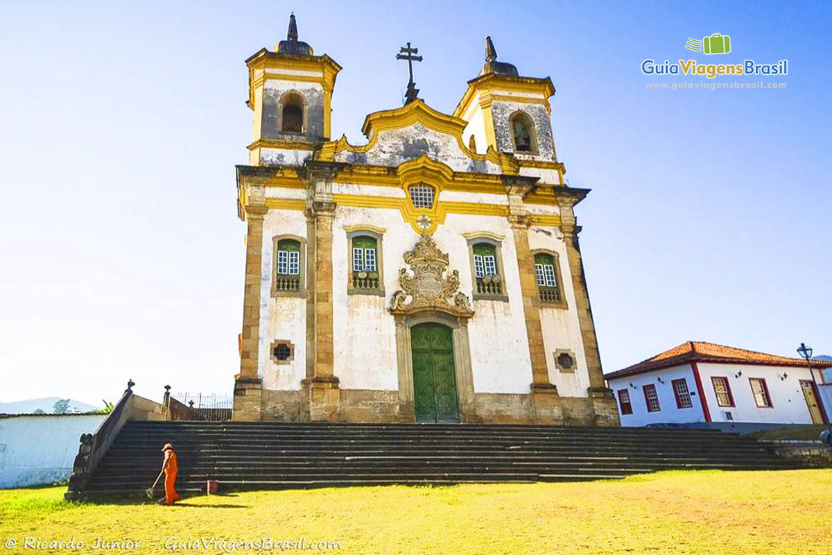 Imagem da linda Igreja de São Francisco de Assis que atrai muitos visitantes.