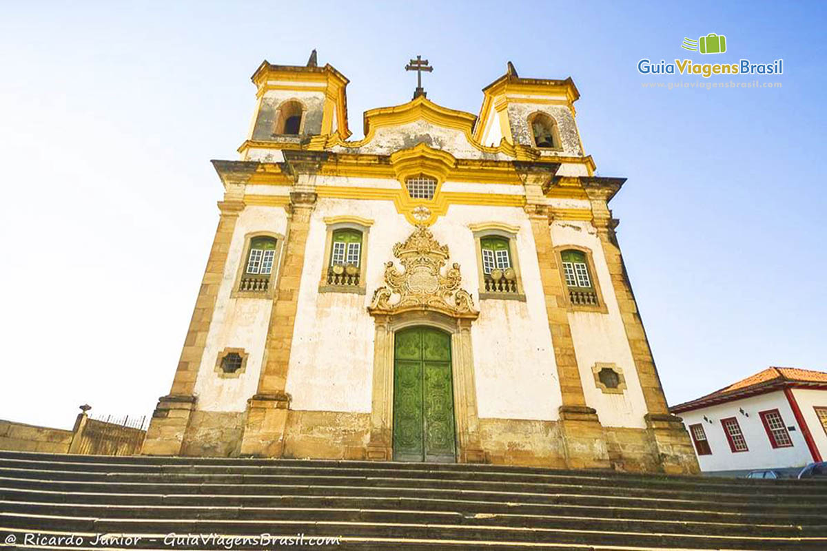 Imagem das escadas e da fachada da Igreja de São Francisco de Assis.