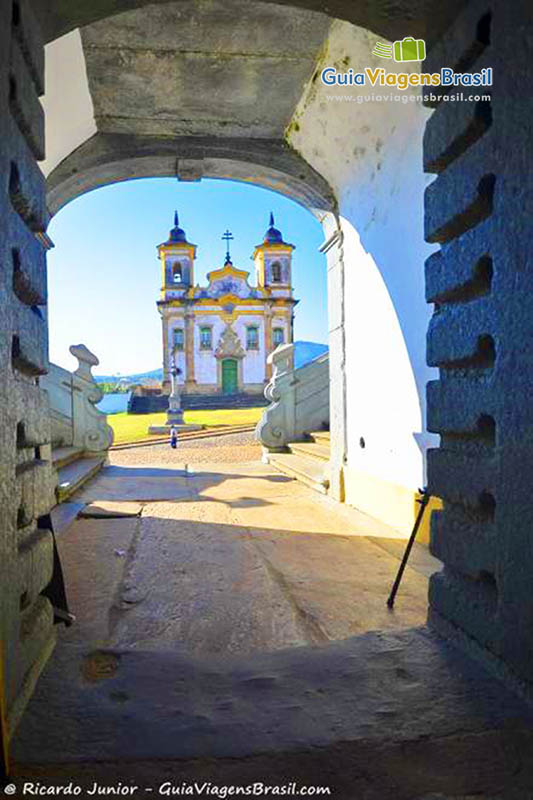 Imagem da uma bela tarde em Mariana e ao fundo a Igreja de São Francisco de Assis.