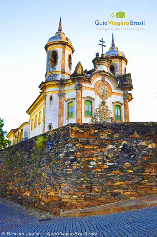 Imagem do muro e ao fundo a Igreja de São Francisco em  seu estilo barroco.