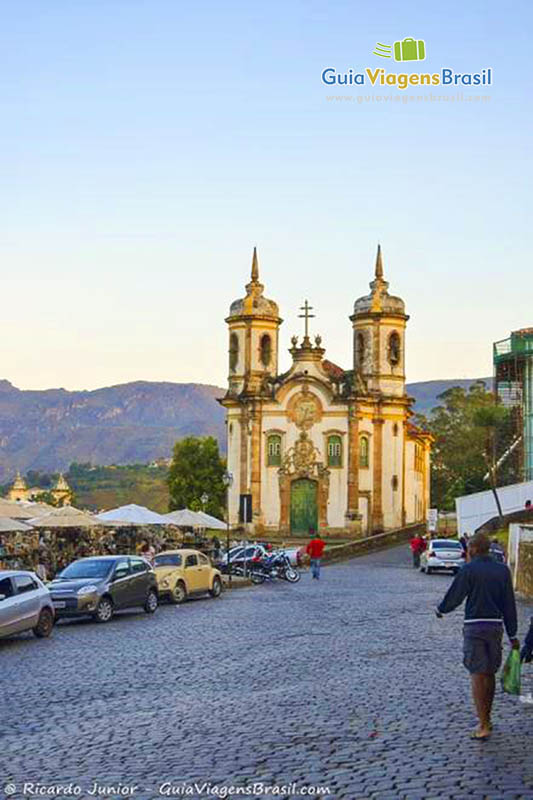 Imagem da luz do sol amarelado batendo na fachada da igreja.