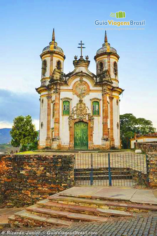 Imagem das escadas, do portão e da igreja em Ouro Preto.