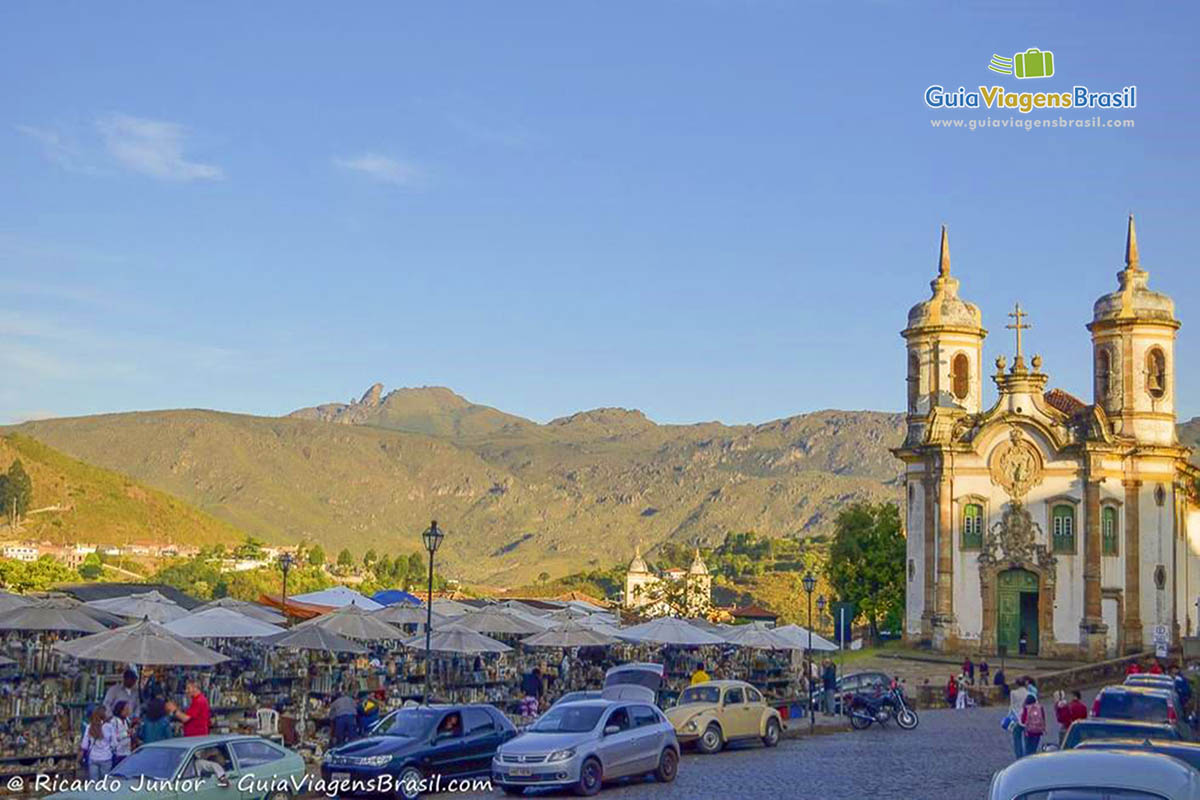 Imagem da feira que possui em frente da igreja e ao fundo a igreja.