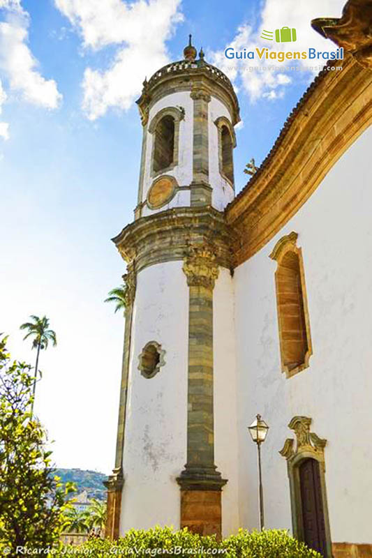 Imagem da parte externa da igreja, detalhes da lateral.