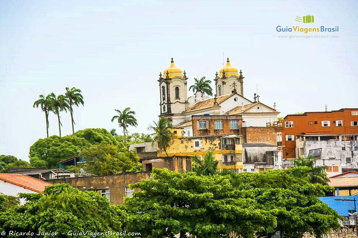 Imagem da igreja no alto do morro.