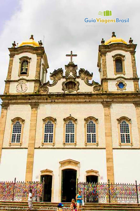 Imagem da Igreja de Nosso Senhor do Bonfim, em estilo neclássico com faixada em rococó